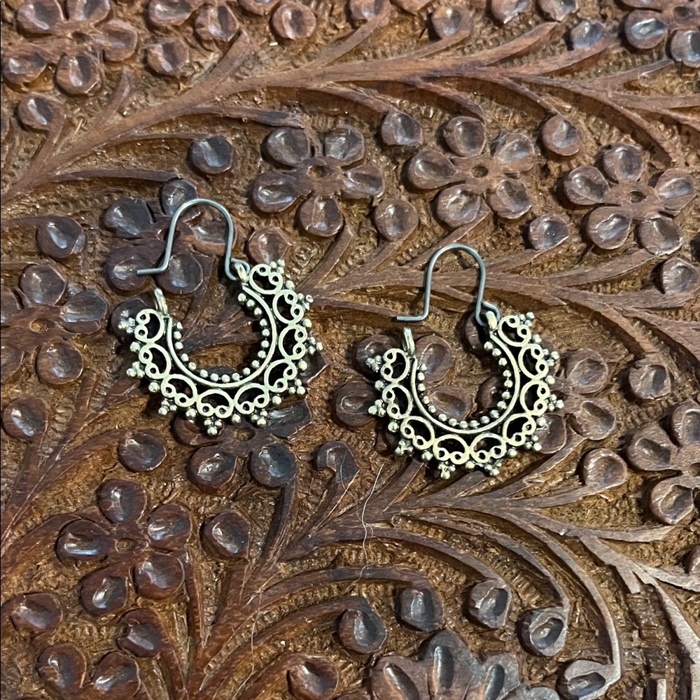 Elegant Gold Filigree Hoop Earrings